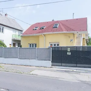  Apartment Hi-bp Garden City Batsanyi 3 Rooms, Upstairs Near The City Train With Free Parking
